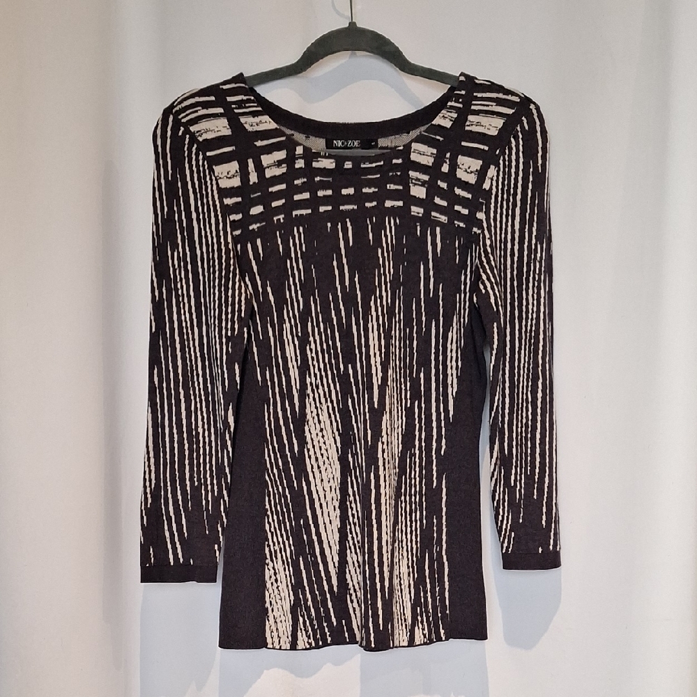 NIC + ZOE Gray and White Patterned Long Lined Figure Flattering Top Size S